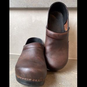Dansko Classic Clog in Brown Leather, Size 10